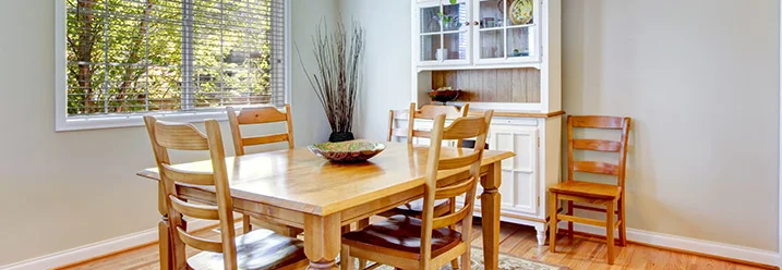 Esszimmer mit Holzmöbeln